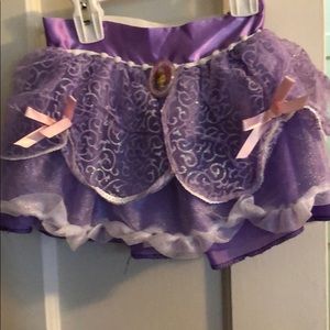 Sofia de first skirt